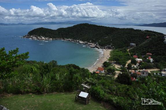 Vista da praia da Tainha, em Bombinhas, litoral de Santa Catarina. Ao fundo, a ilha de Florianópolis